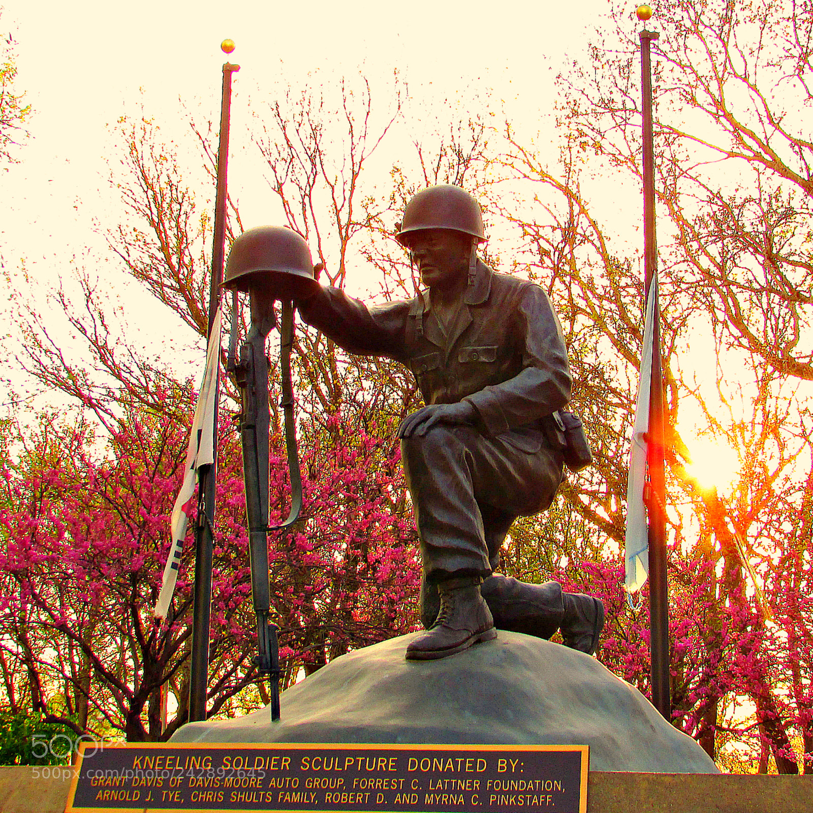 Canon PowerShot SX400 IS sample photo. Kneeling soldier tribute photography