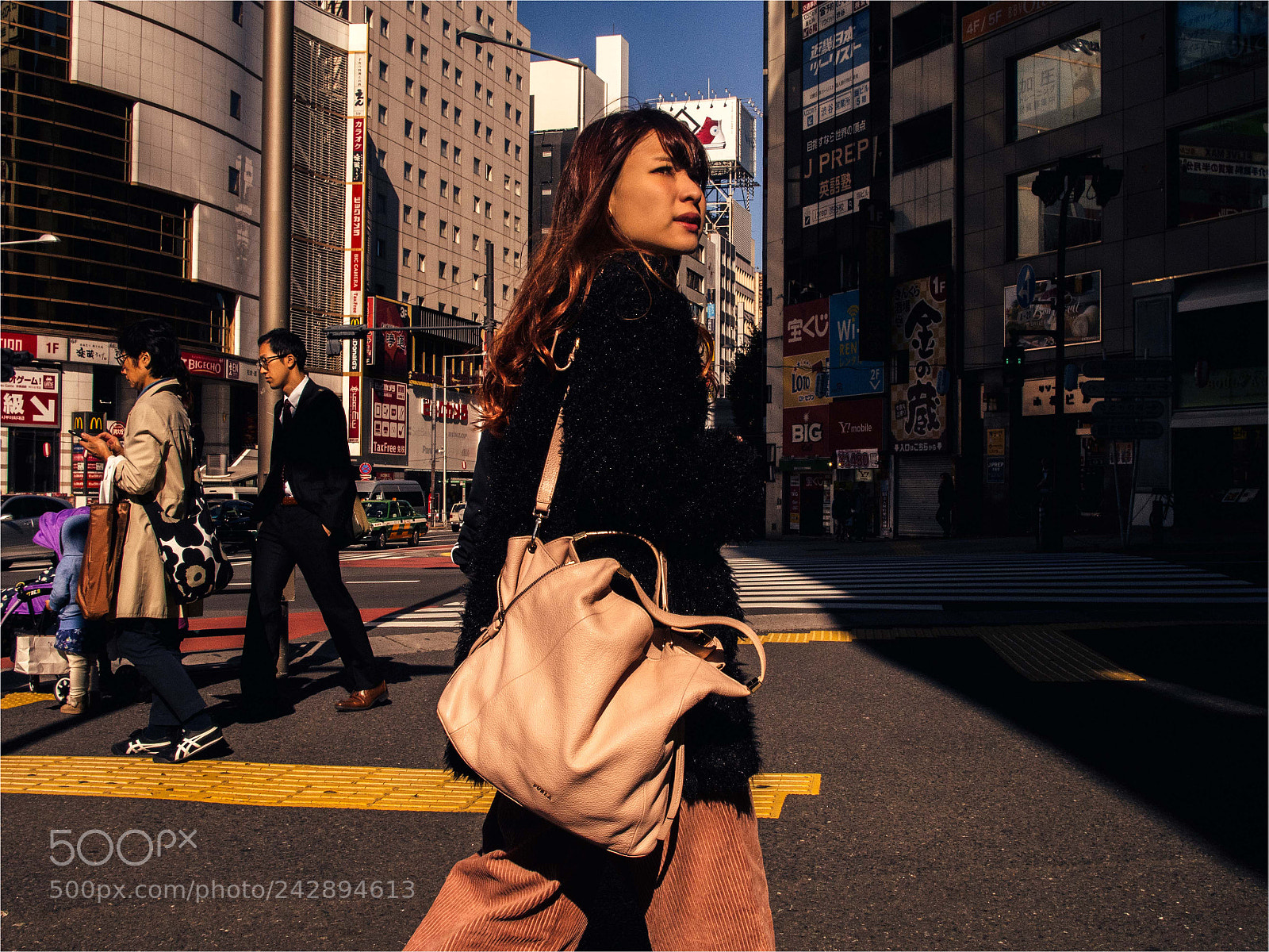 Olympus OM-D E-M5 sample photo. Woman walking in shibuya photography