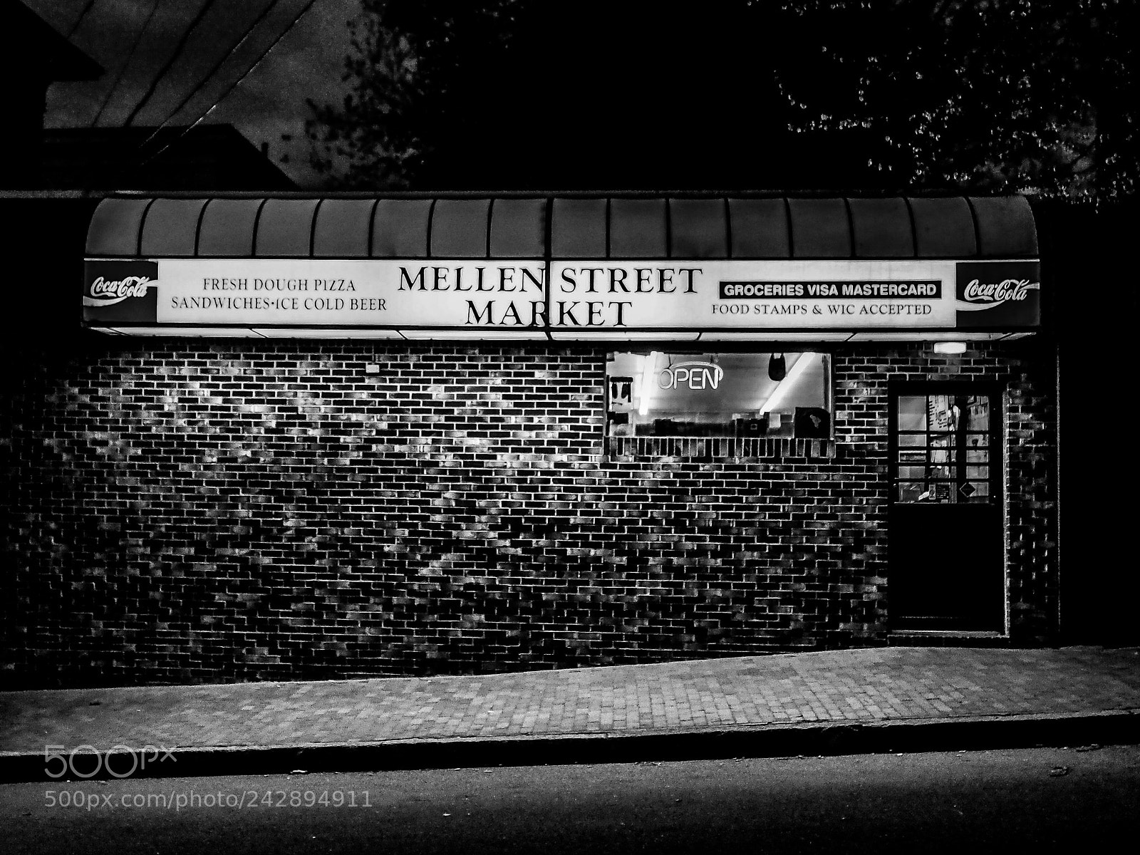 Olympus OM-D E-M10 II sample photo. Mellen market photography