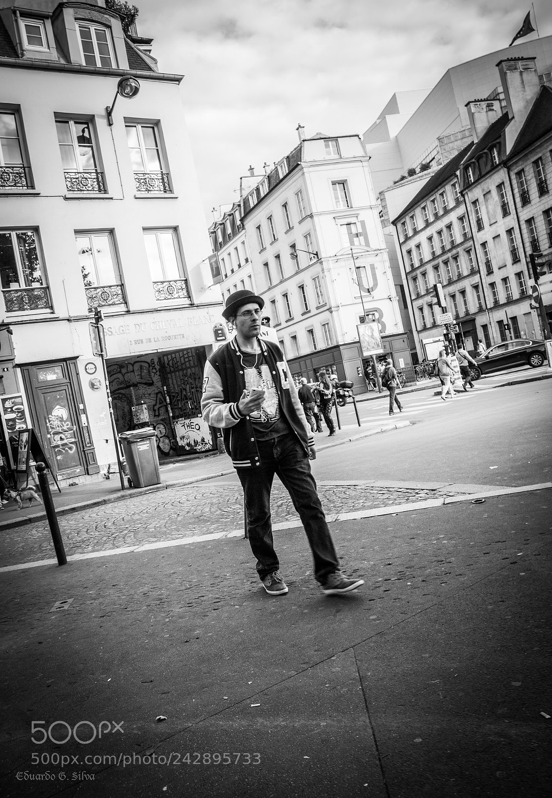 Canon EOS 70D sample photo. Man walking. paris photography