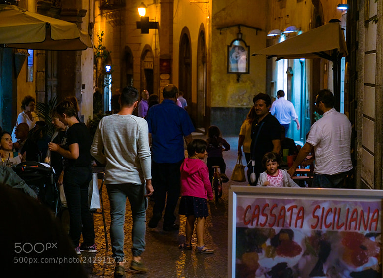 Panasonic Lumix DC-GH5 sample photo. Passeggiata and dining in photography