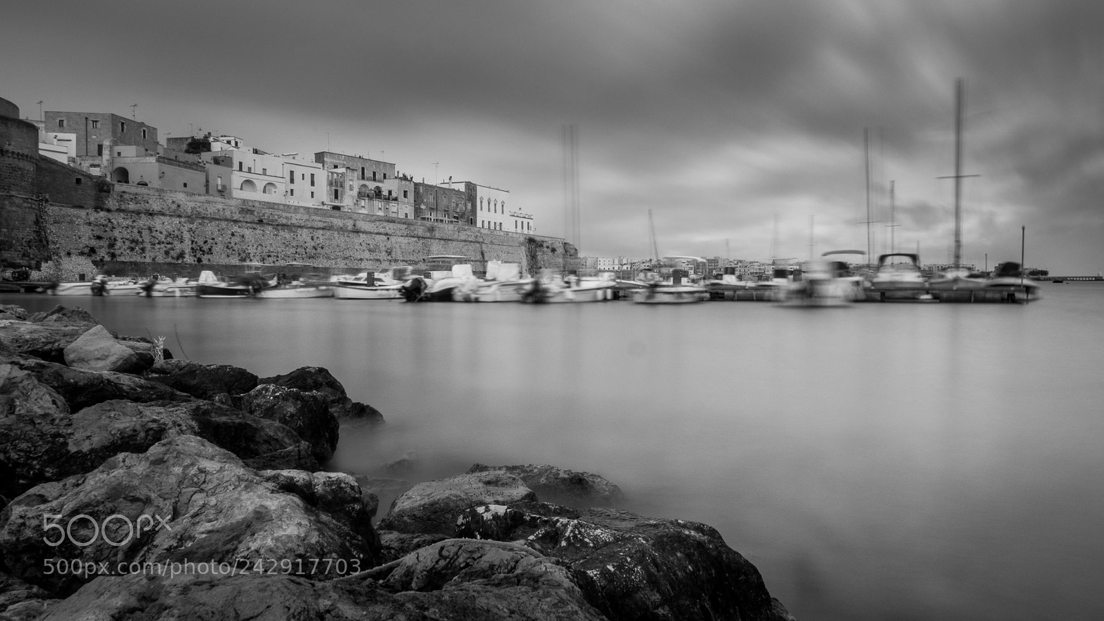 Olympus OM-D E-M10 sample photo. Le barche oscillano sotto photography