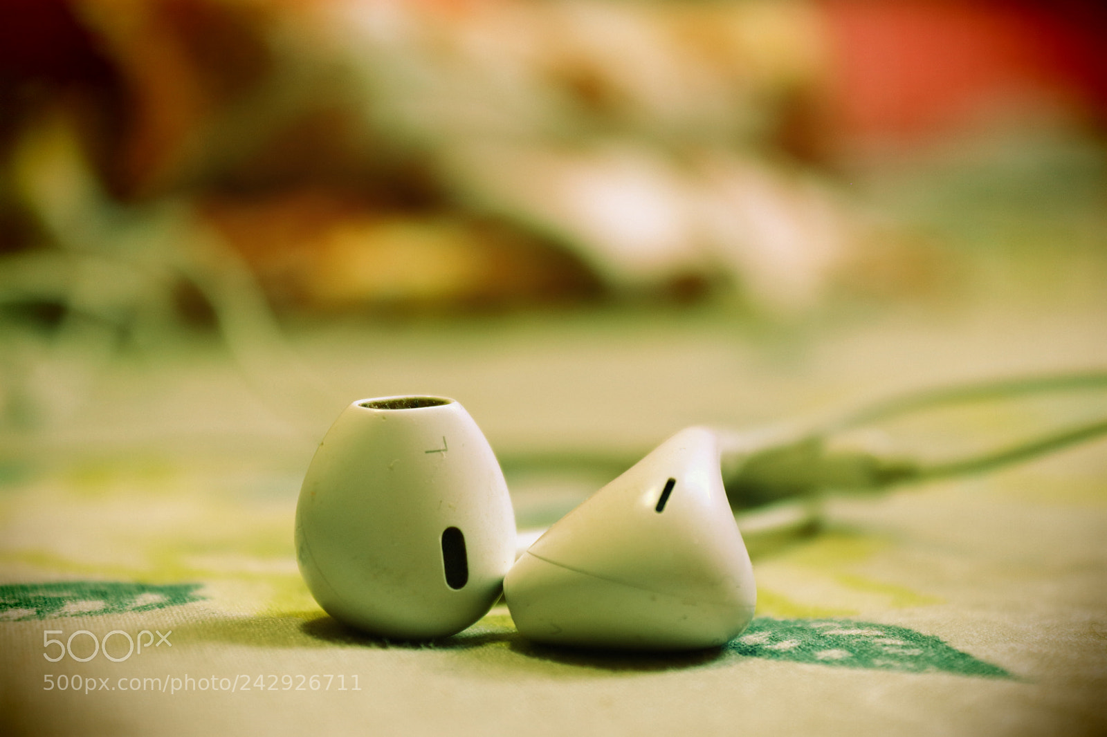 Canon EOS 200D (EOS Rebel SL2 / EOS Kiss X9) sample photo. Earphone photography