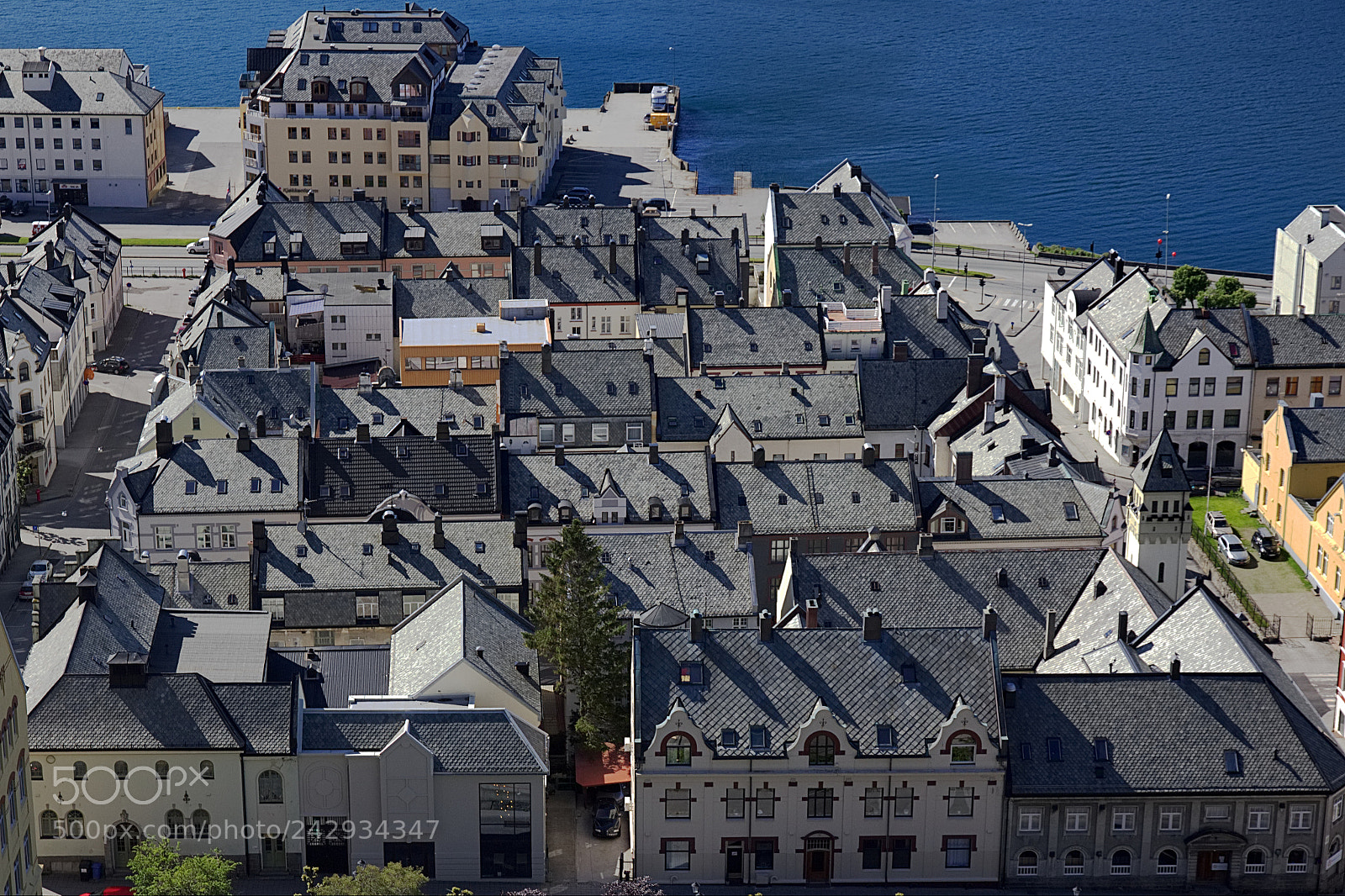 Canon EOS 550D (EOS Rebel T2i / EOS Kiss X4) sample photo. Roofs and shadows photography