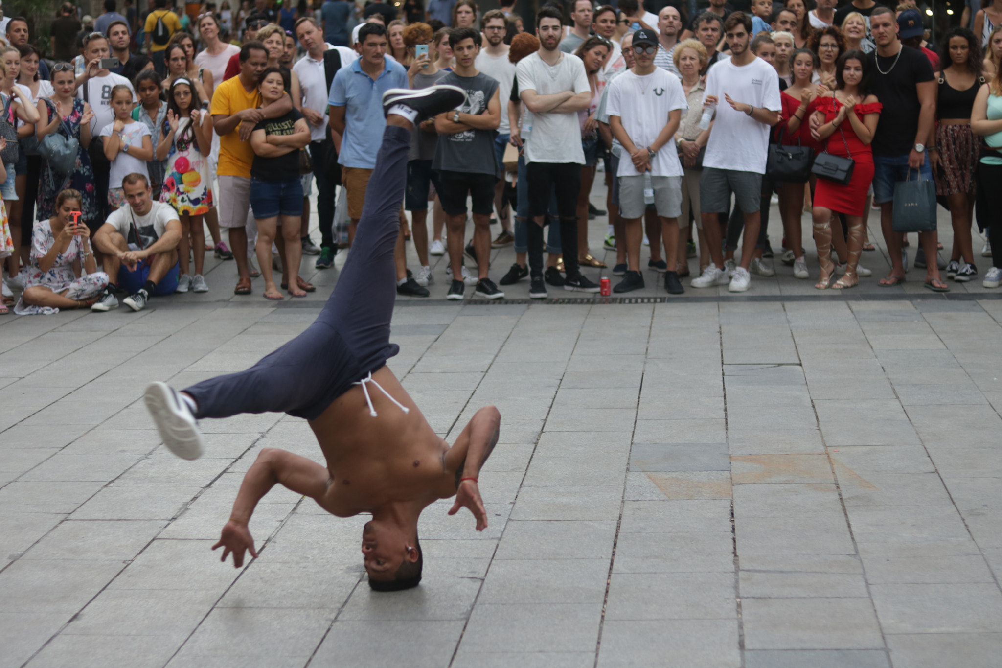 Canon EOS 760D (EOS Rebel T6s / EOS 8000D) + Canon EF 50mm F1.8 STM sample photo. A street performance in the city of barcelona photography