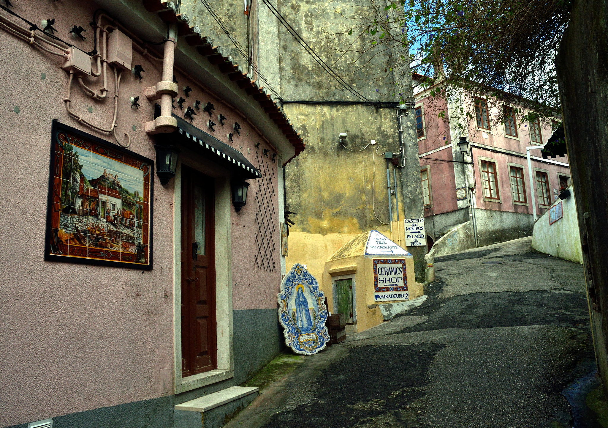 Nikon D7000 + Sigma 18-125mm F3.8-5.6 DC HSM sample photo. Street in sintra photography