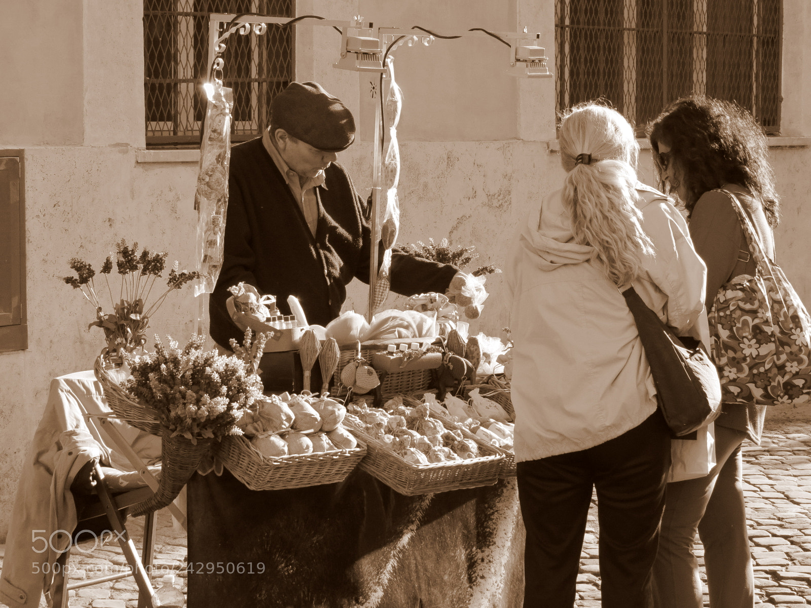 Canon PowerShot SX40 HS sample photo. Venditore di strada photography