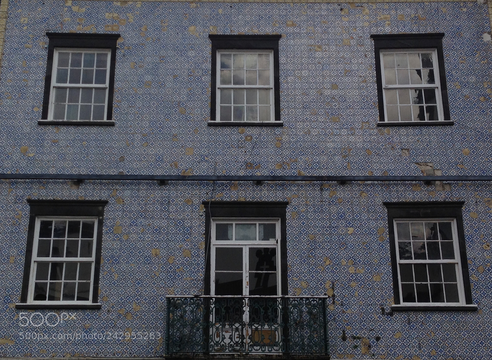 Apple iPhone 5 sample photo. Blue wall and windows photography