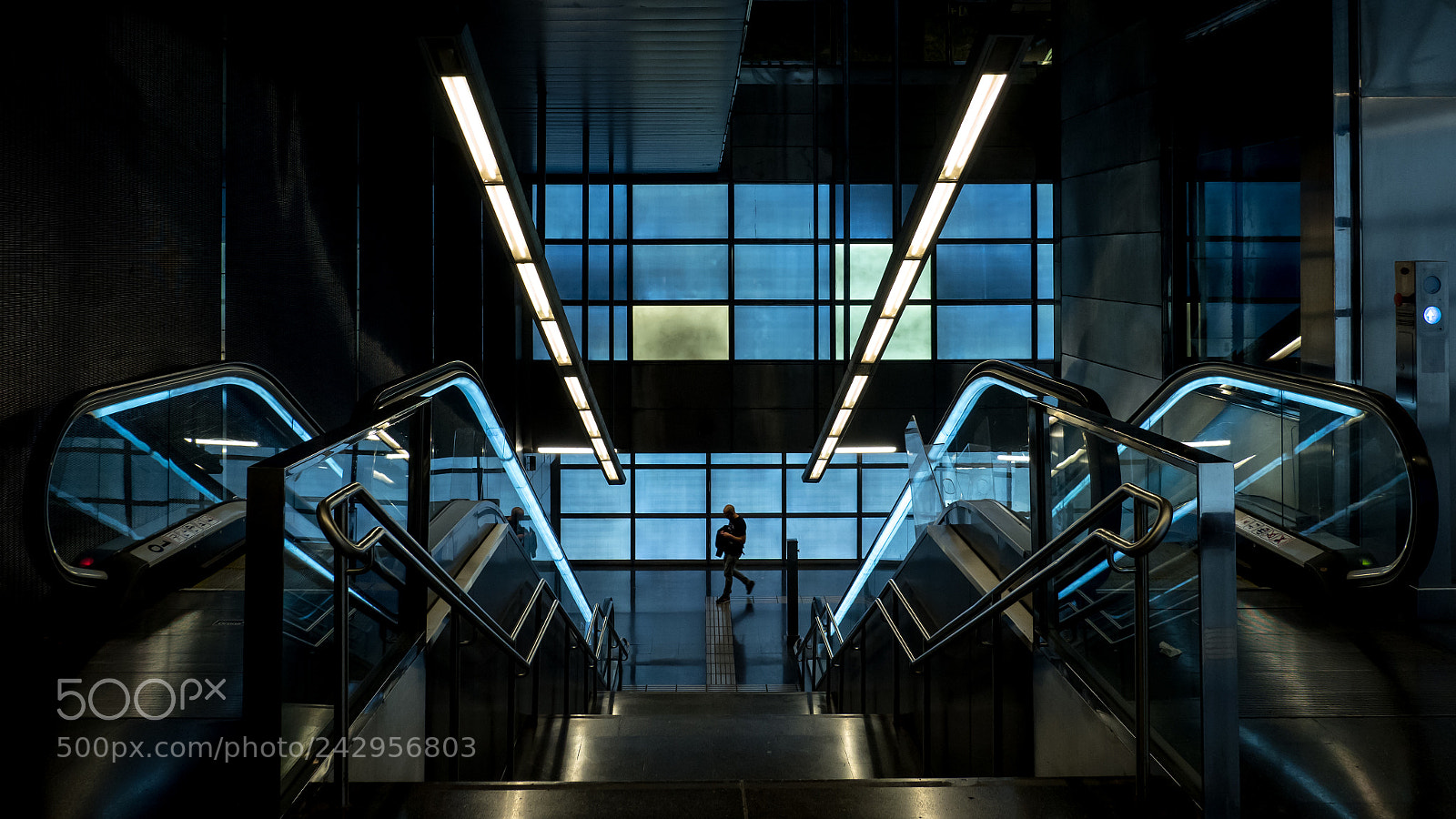 Olympus OM-D E-M1 Mark II sample photo. Metro loneliness iii photography