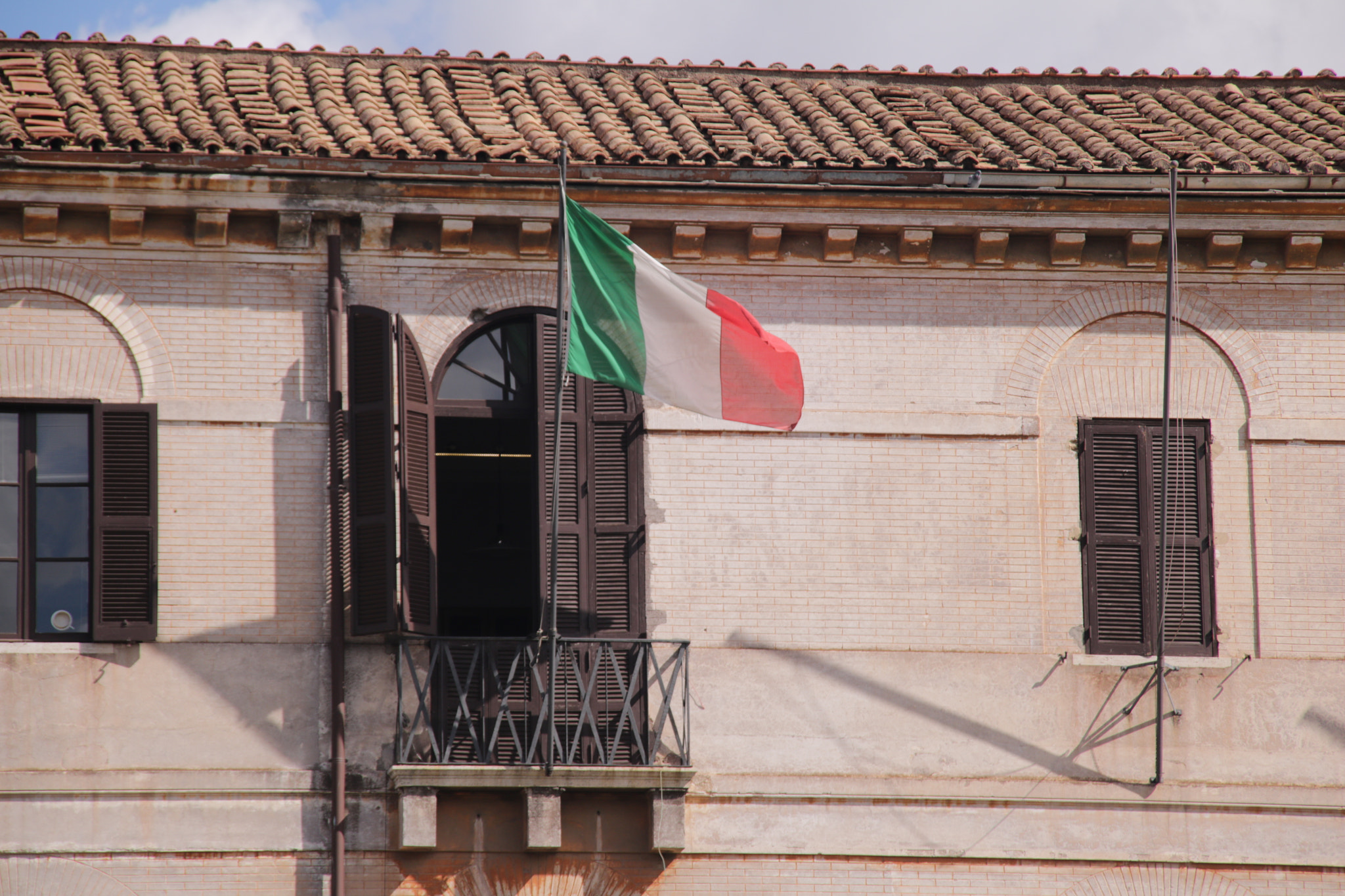 Sigma 18-200mm f/3.5-6.3 DC OS sample photo. Italian apartment photography