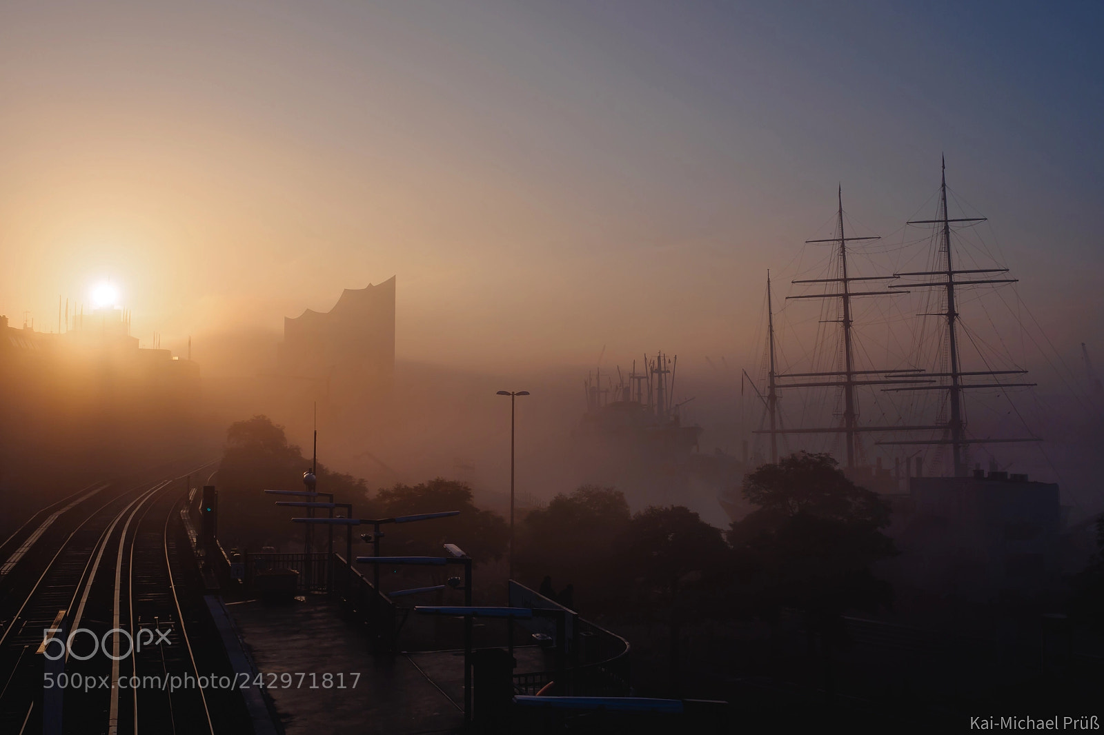 Olympus OM-D E-M10 II sample photo. Misty hamburg harbor sunrise photography