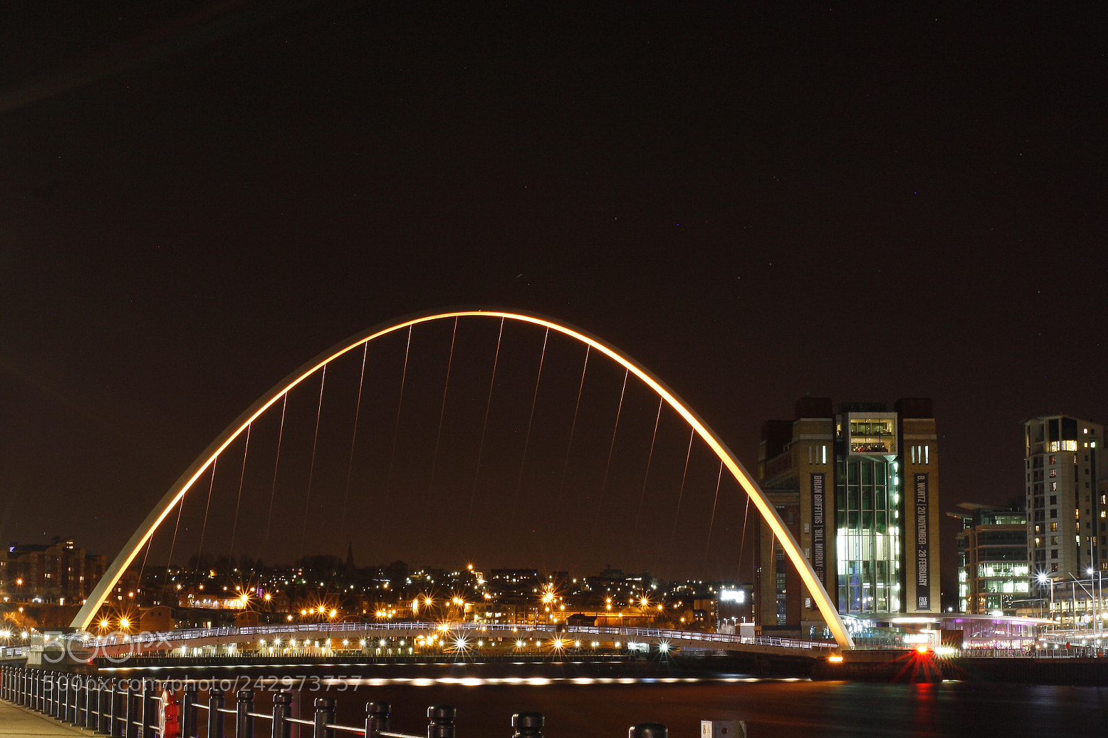 Canon EOS 1000D (EOS Digital Rebel XS / EOS Kiss F) sample photo. Millennium bridge by night photography