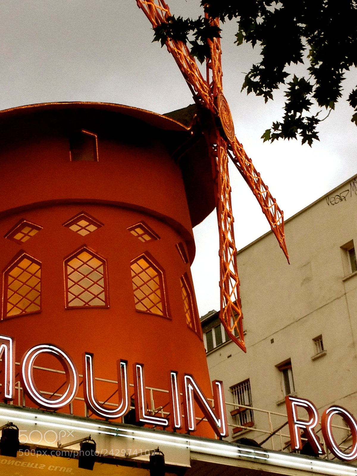 Apple iPhone 4S sample photo. Moulin rouge, paris photography