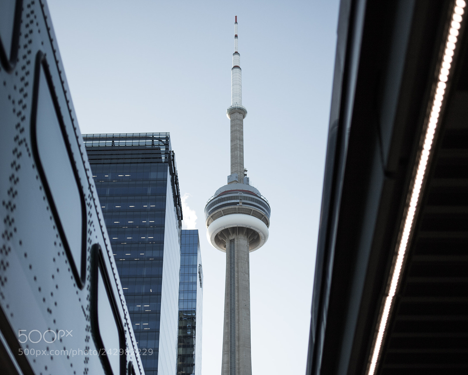 Canon EOS 750D (EOS Rebel T6i / EOS Kiss X8i) sample photo. Cn tower photography