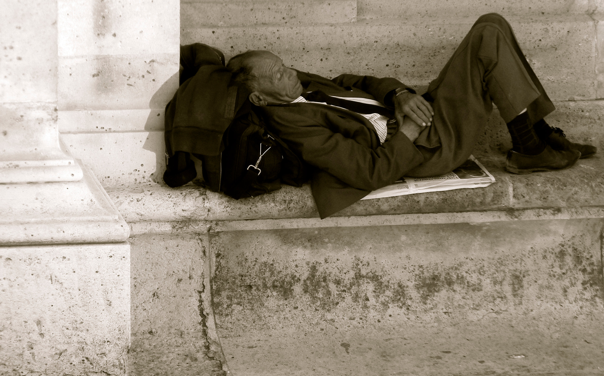 Nikon Coolpix L110 sample photo. Napping at the louvre photography
