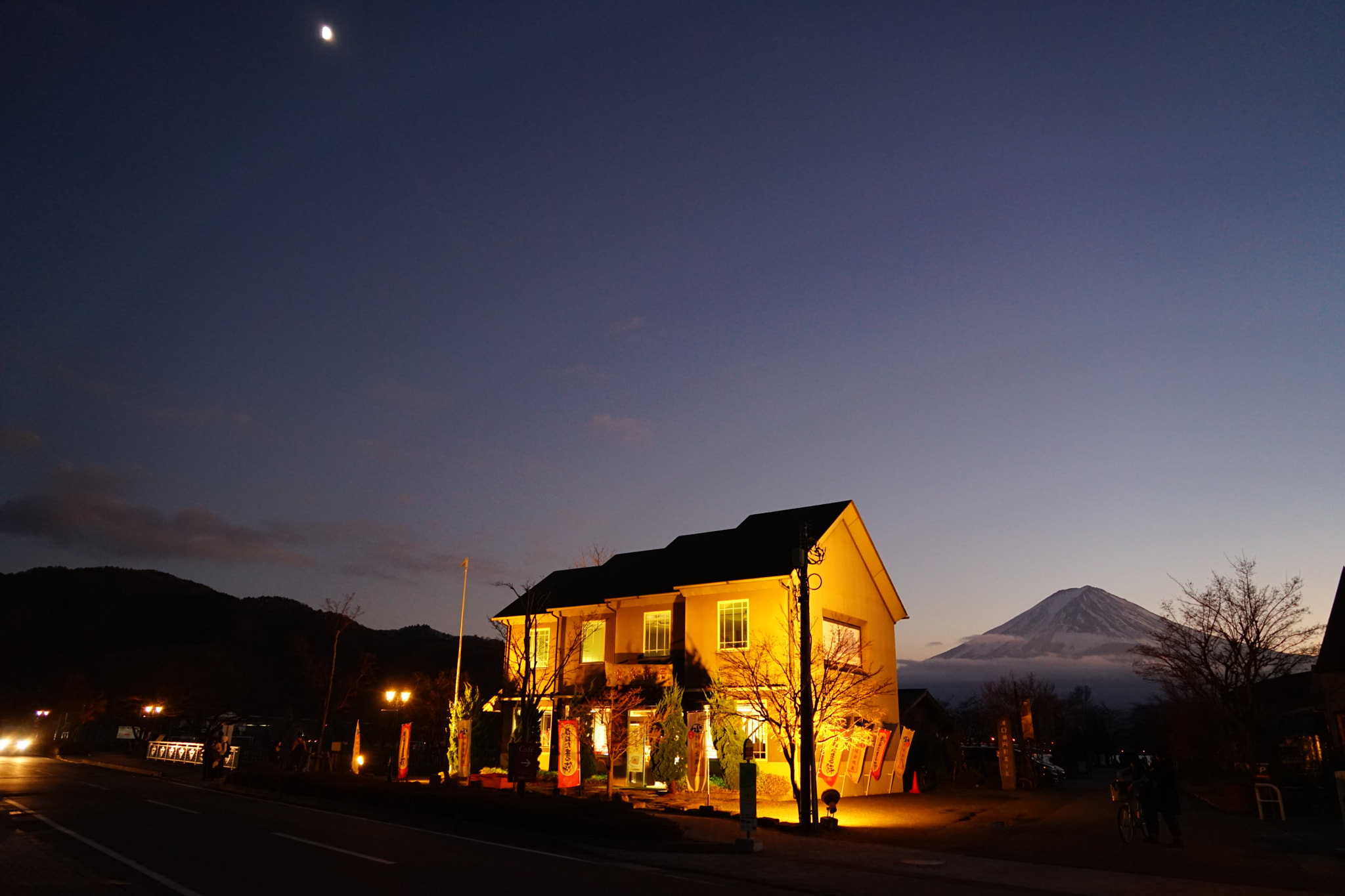 Sony FE 24-240mm F3.5-6.3 OSS sample photo. Good night photography