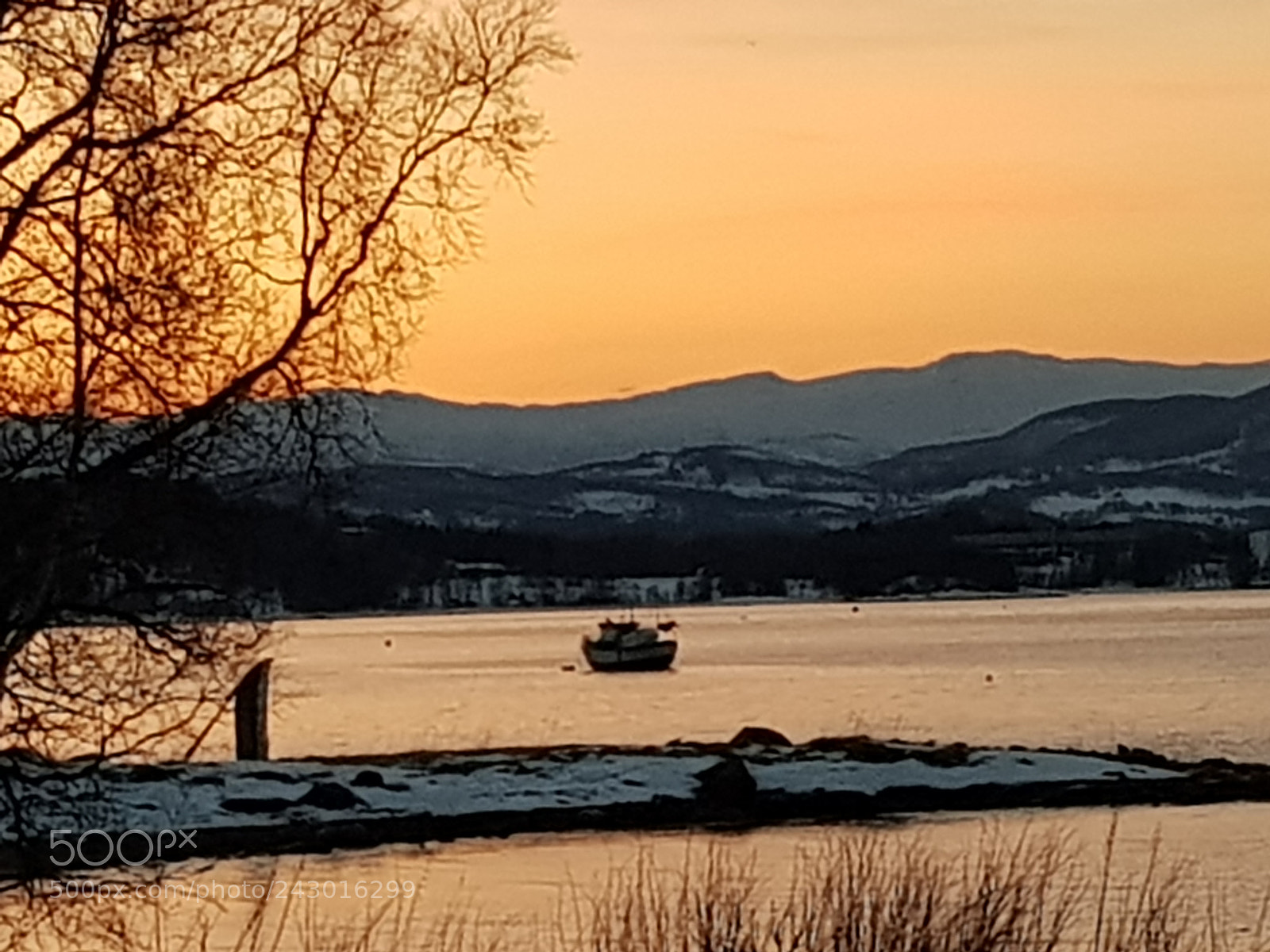 Samsung Galaxy S8 sample photo. A fishing boat photography