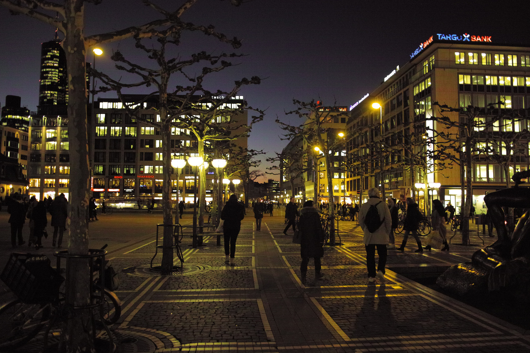 Sigma DP1 Merrill sample photo. Walking in the city photography