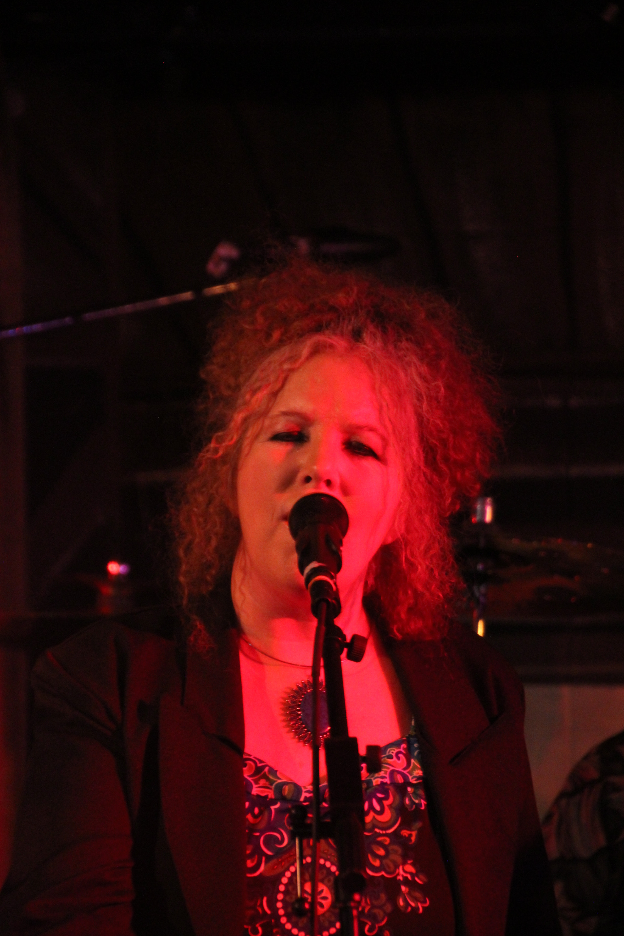 Canon EOS 1200D (EOS Rebel T5 / EOS Kiss X70 / EOS Hi) sample photo. Hot colored singer. 熱色的歌手。 cantante de color photography