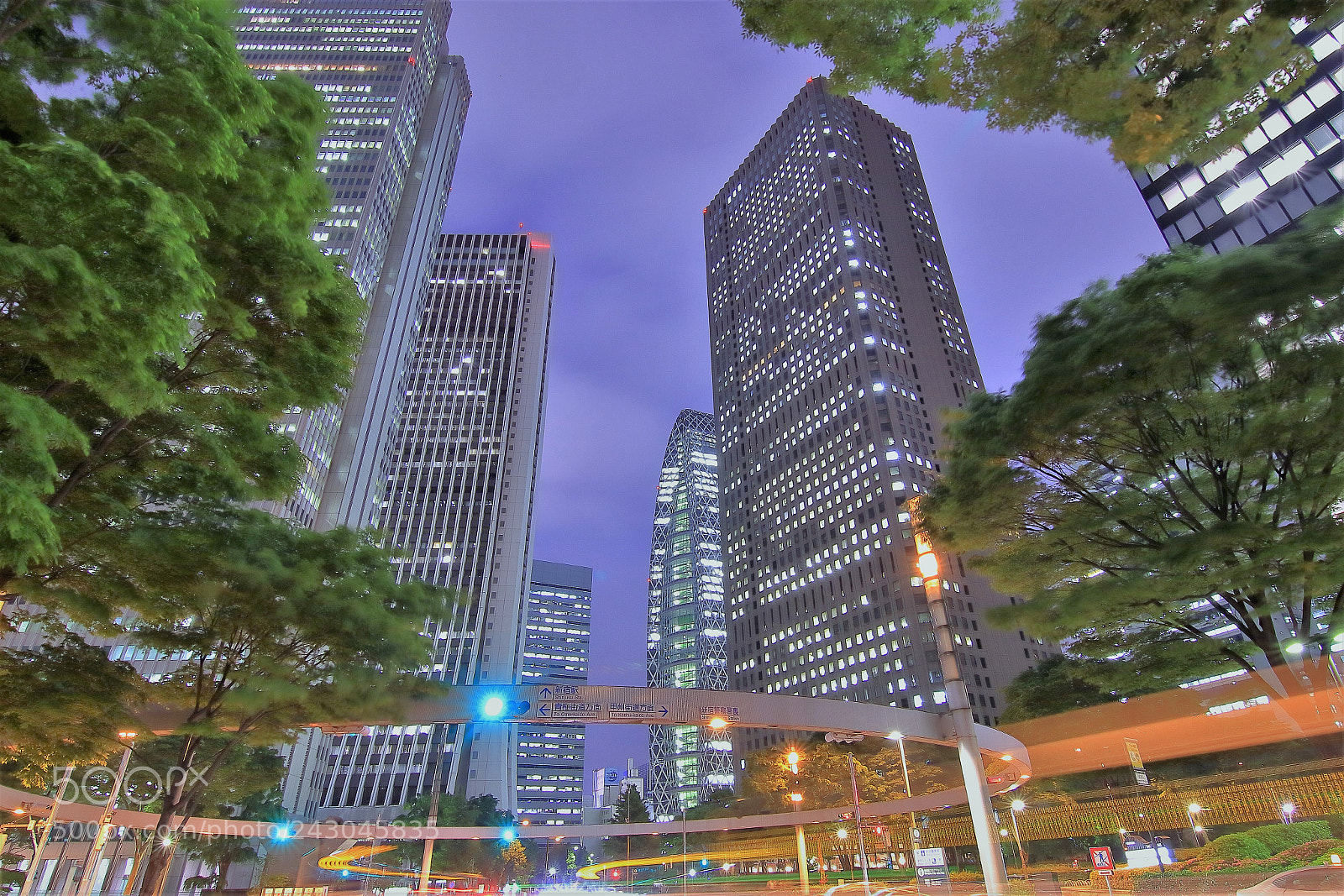Canon EOS 7D Mark II sample photo. Shinjuku, tokyo photography