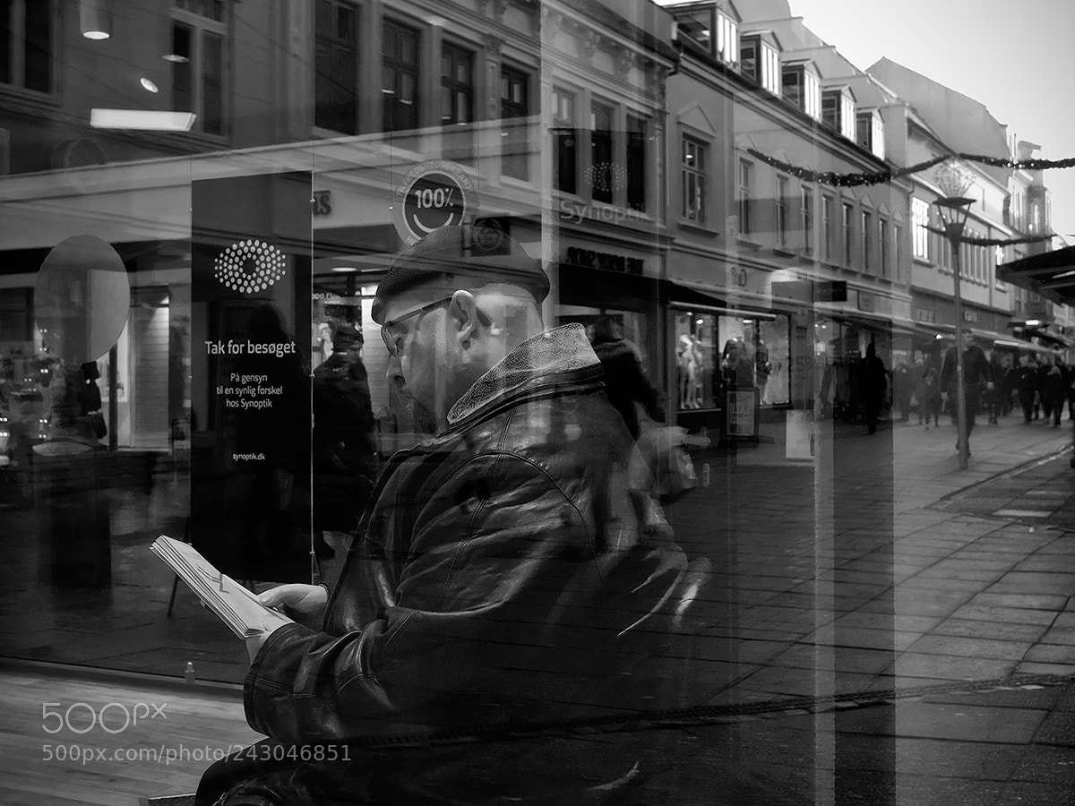 Fujifilm X-Pro2 sample photo. Reading man photography