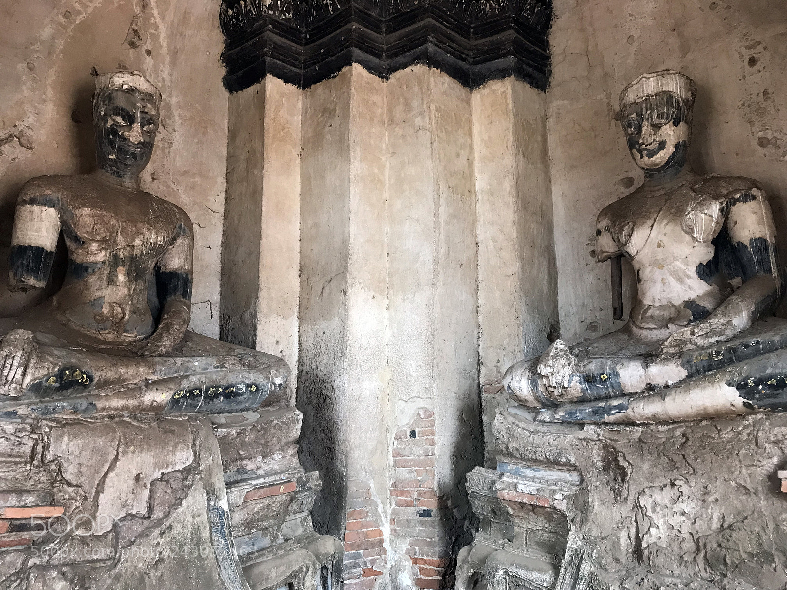 Apple iPhone 7 sample photo. Buddha images inside wat photography