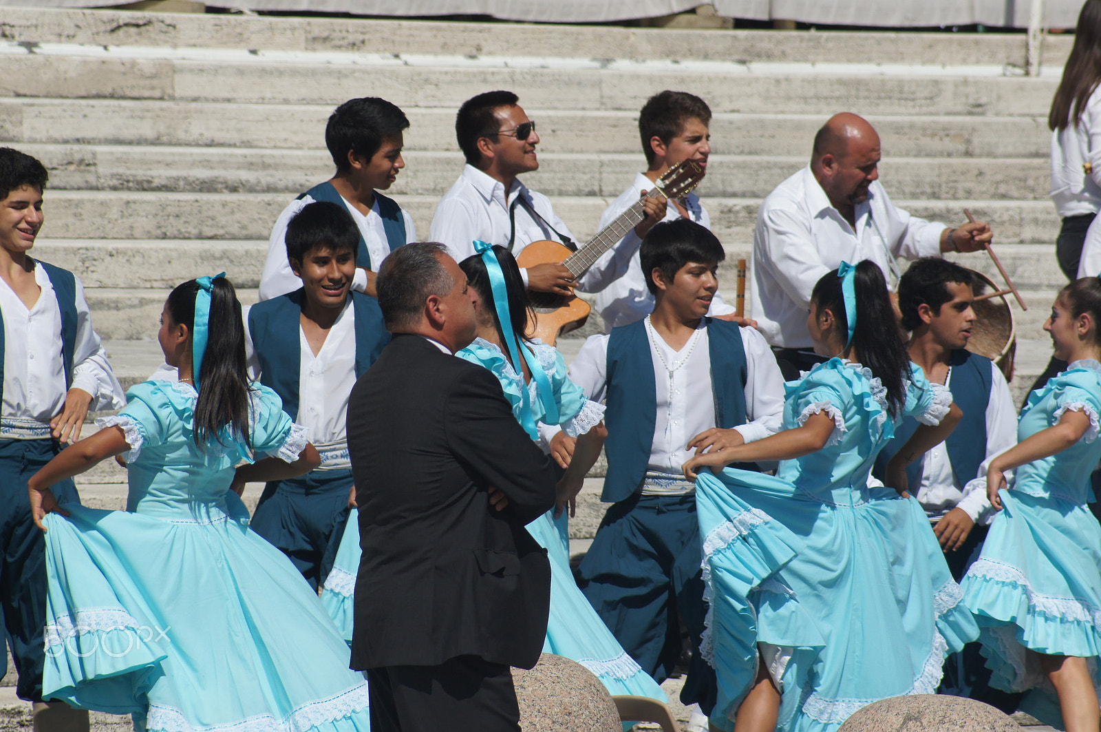 Sony SLT-A55 (SLT-A55V) + Sony 75-300mm F4.5-5.6 sample photo. Argentine dance group photography