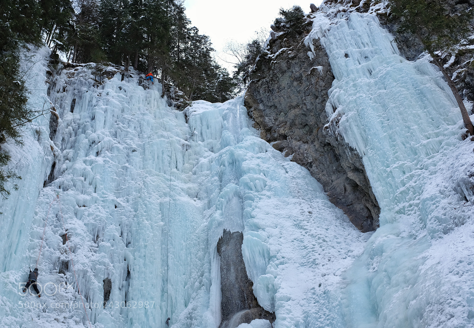 Fujifilm X100F sample photo. Iceclimbing photography
