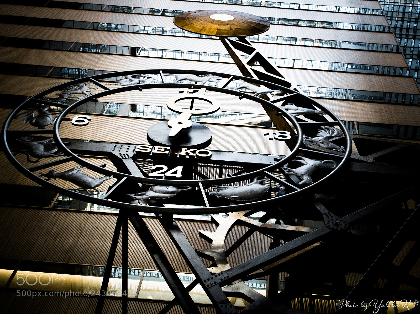 Pentax K-S2 sample photo. Pendulum clock photography