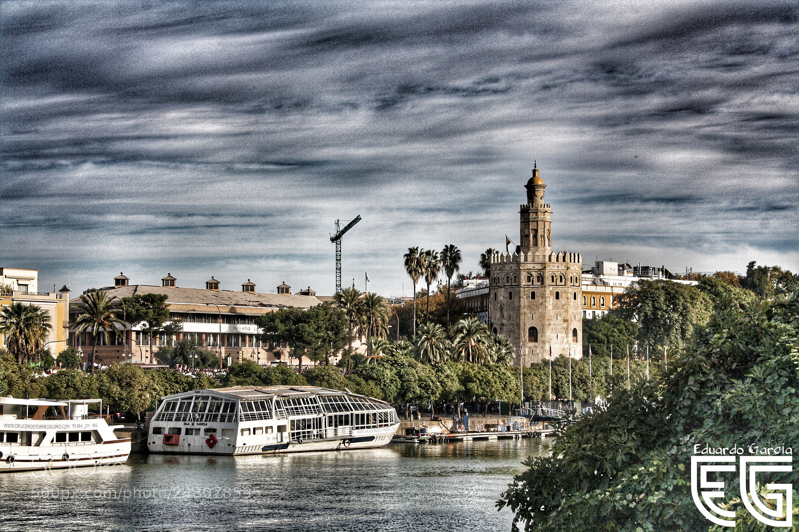 Canon EOS 1000D (EOS Digital Rebel XS / EOS Kiss F) sample photo. Torre del oro photography