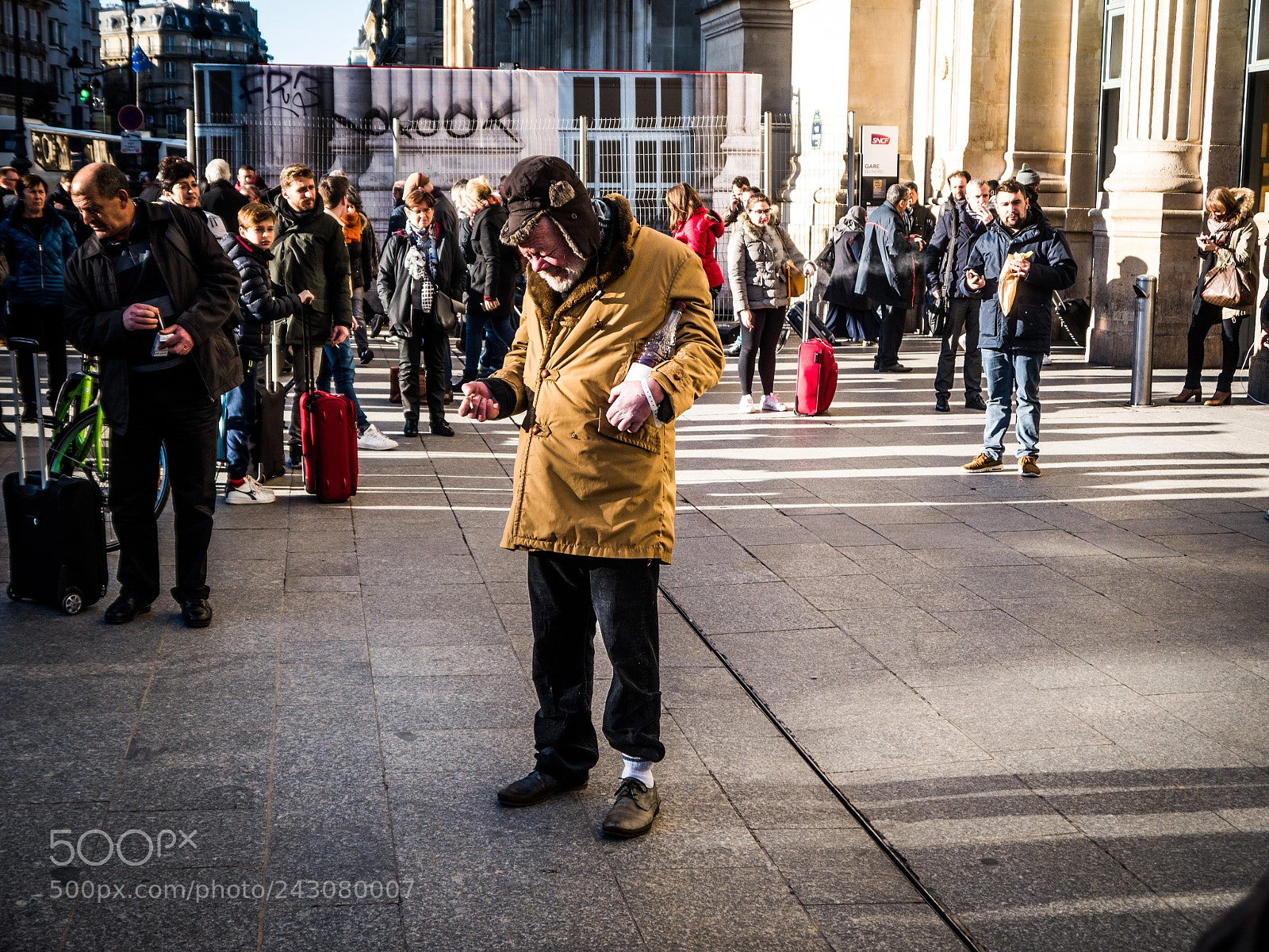 Panasonic Lumix DMC-G6 sample photo. Old man at gare photography