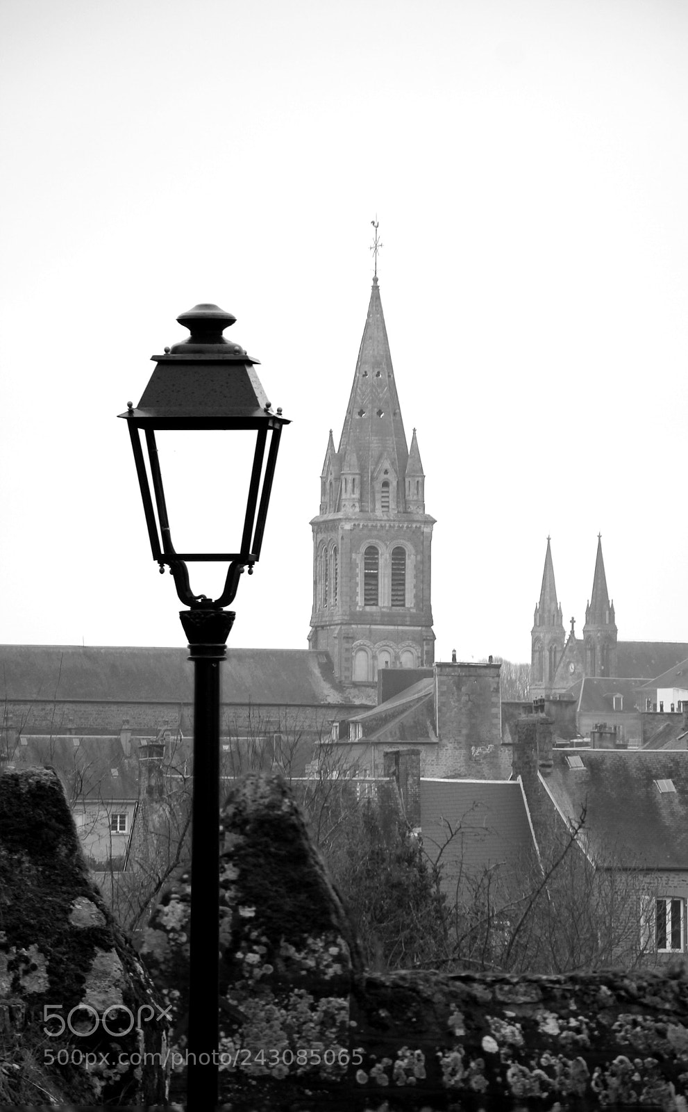 Canon EOS 550D (EOS Rebel T2i / EOS Kiss X4) sample photo. Lampadaire - eglise photography