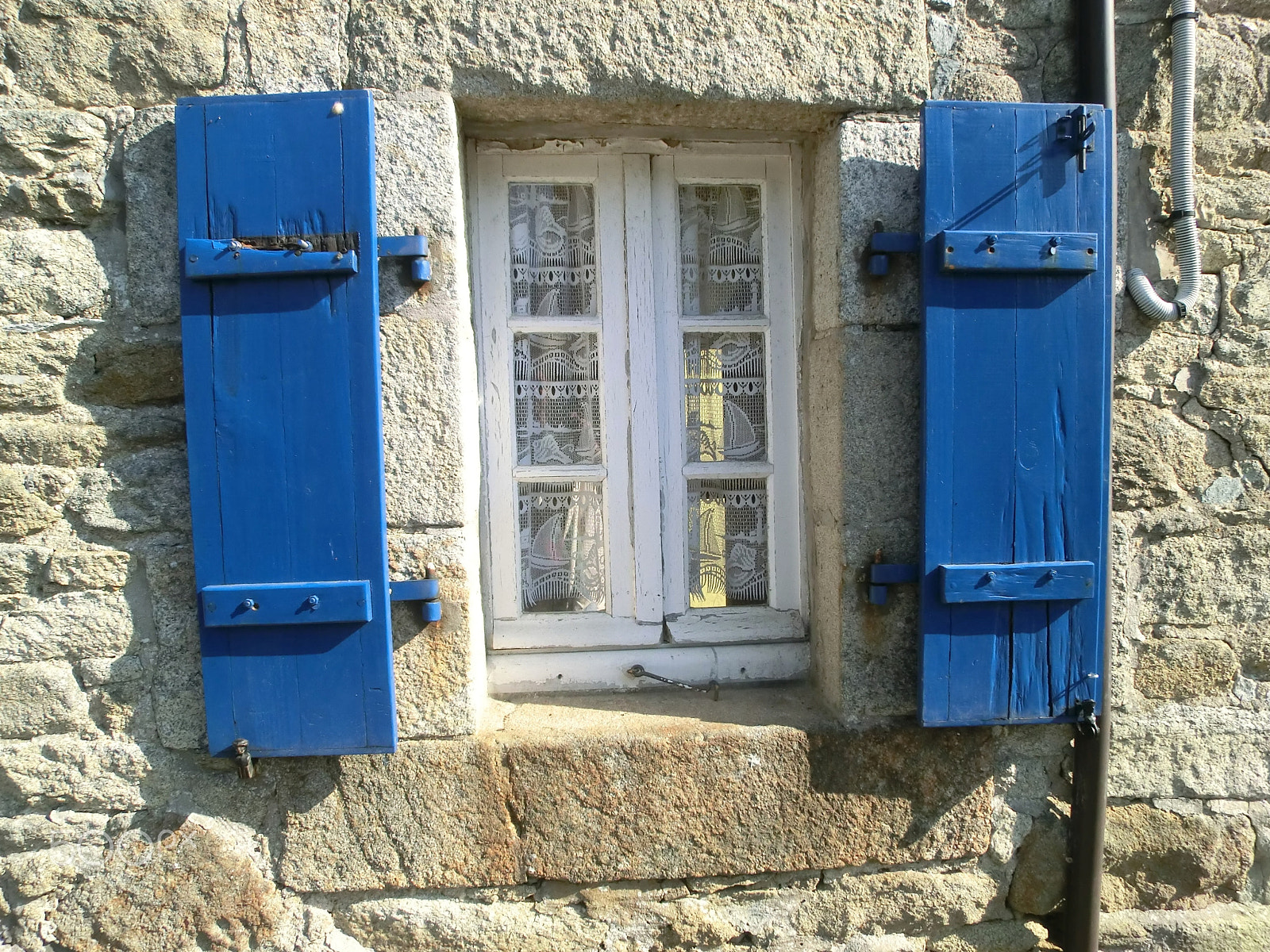 CASIO EX-H30 sample photo. Old window photography