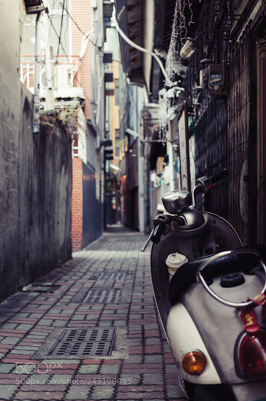Pentax K-5 sample photo. Alleyway photography