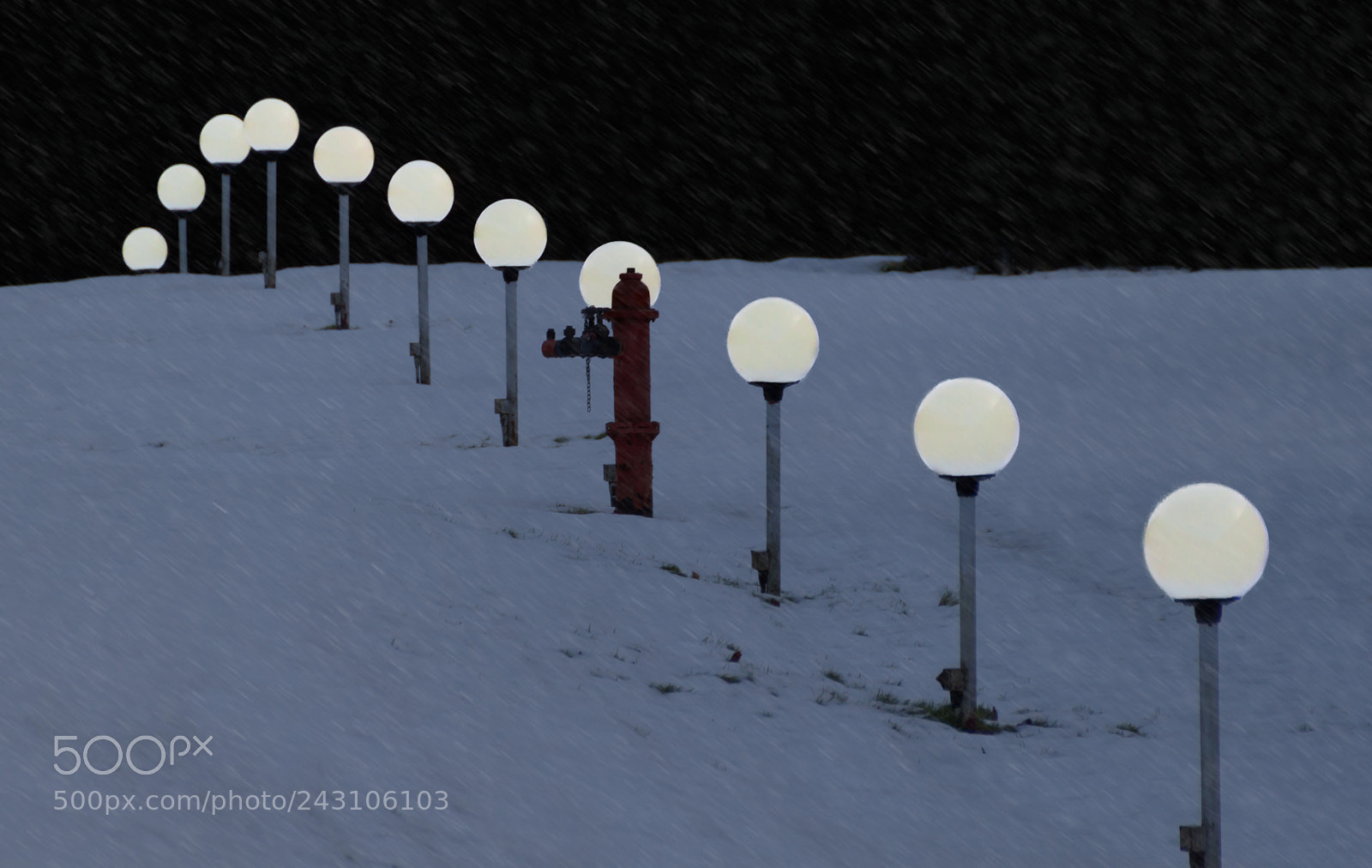 Canon EOS 500D (EOS Rebel T1i / EOS Kiss X3) sample photo. Snowy lights photography