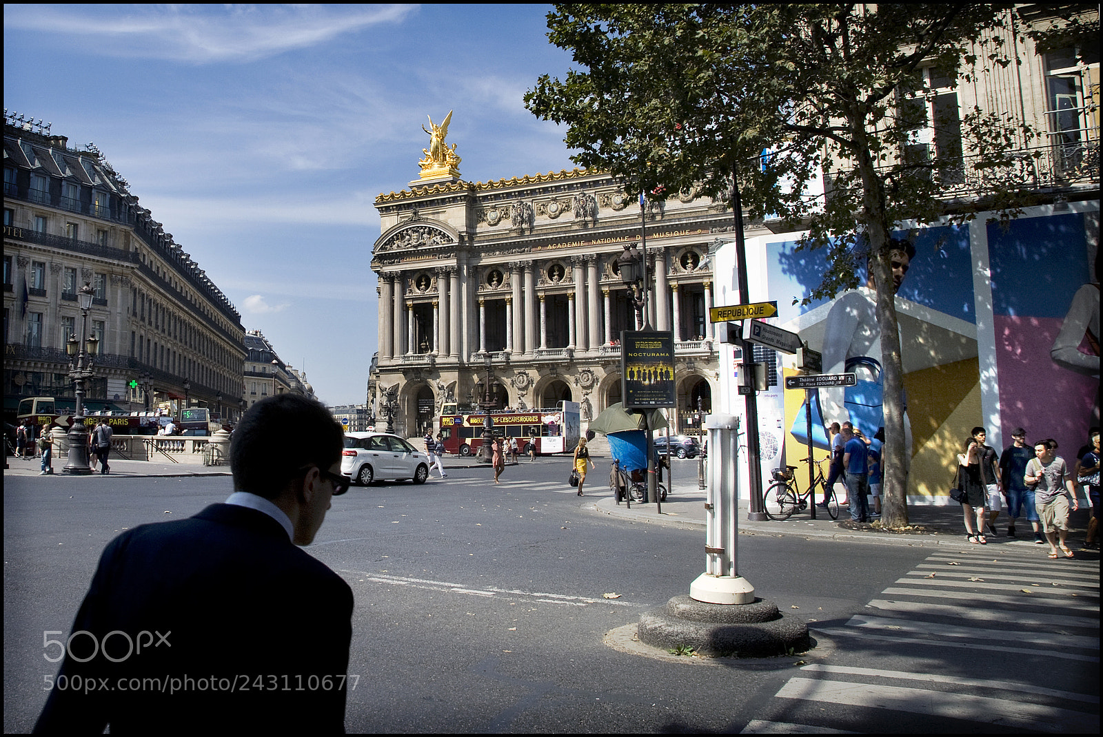 Sony Alpha DSLR-A350 sample photo. Un homme traverse le photography