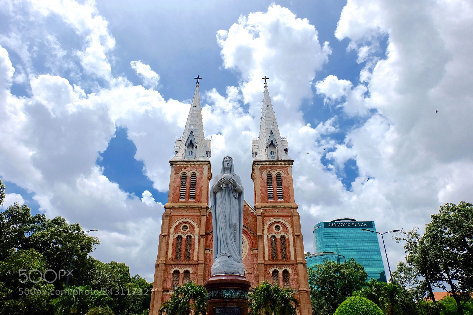 Fujifilm X-T10 sample photo. Notre-dame cathedral basilica, saigon photography