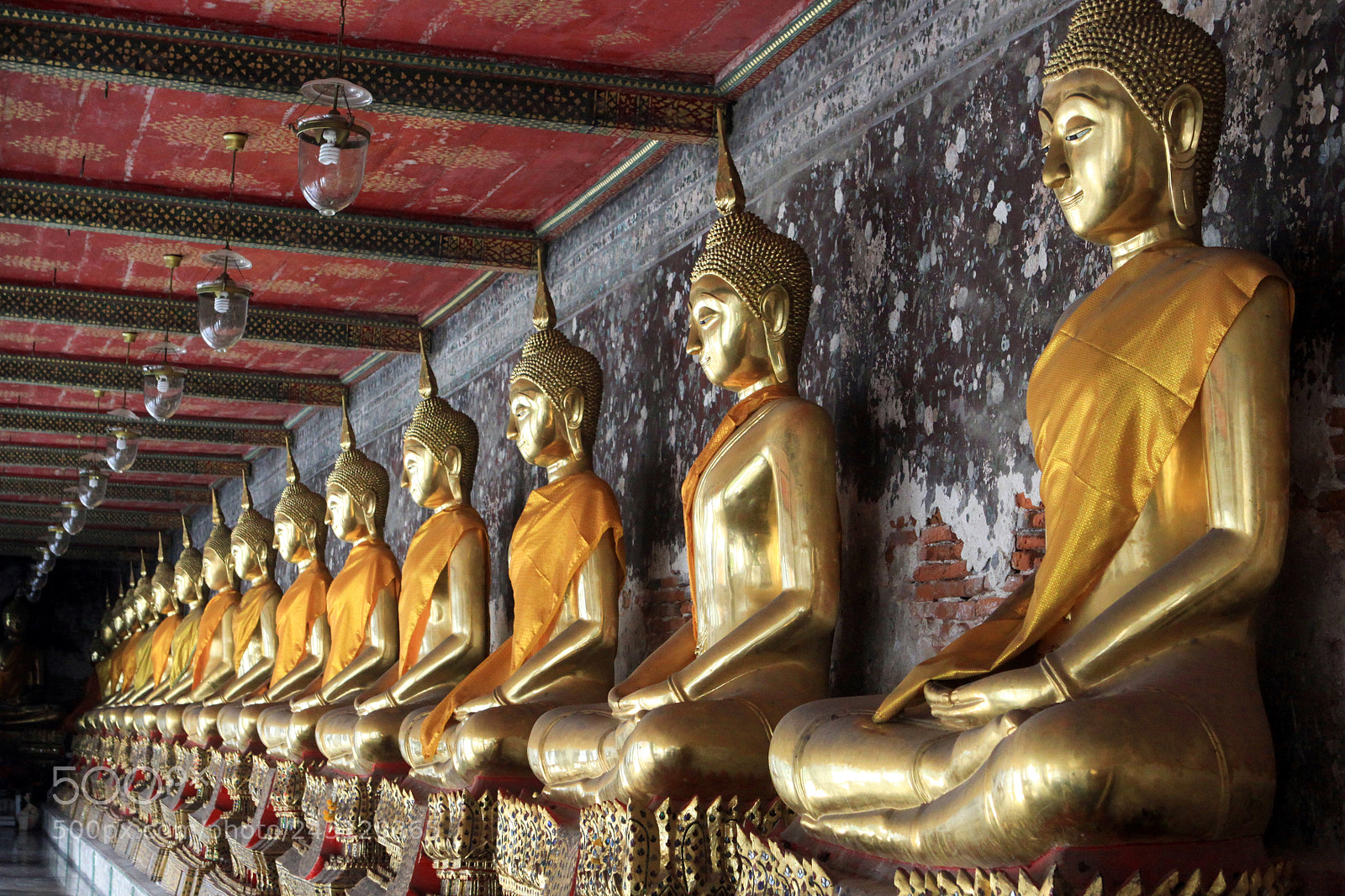 Canon EOS 50D sample photo. Array of seated buddhas photography