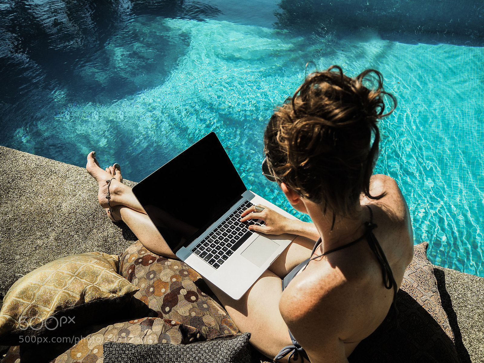 Olympus OM-D E-M10 II sample photo. Pool laptop draussen photography