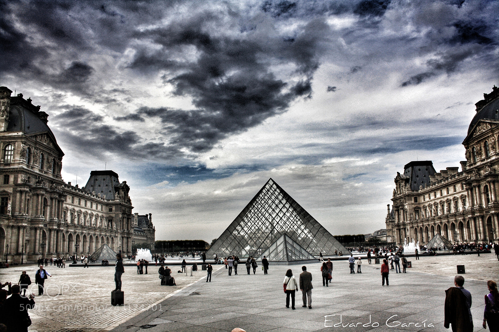 Canon EOS 1000D (EOS Digital Rebel XS / EOS Kiss F) sample photo. Louvre photography