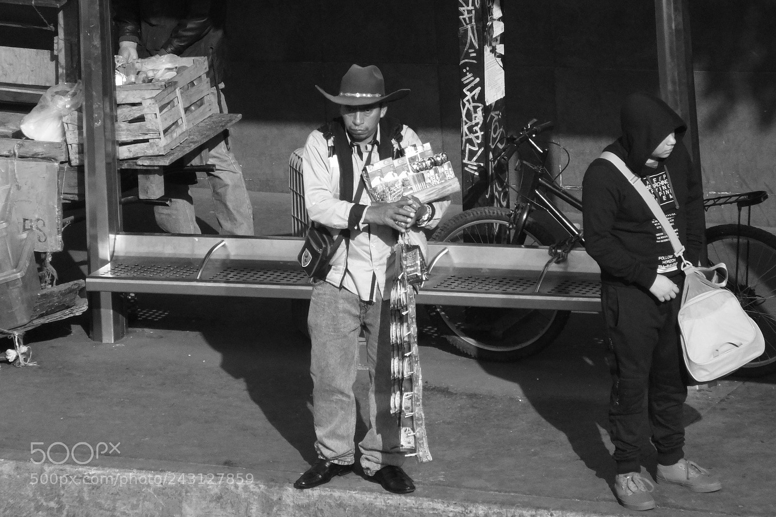 FujiFilm FinePix HS20 EXR (FinePix HS22 EXR) sample photo. Vendedor de cigarros y photography
