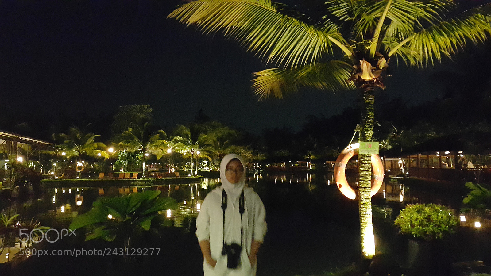 Samsung Galaxy Note4 sample photo. Adela in blurred westlake photography