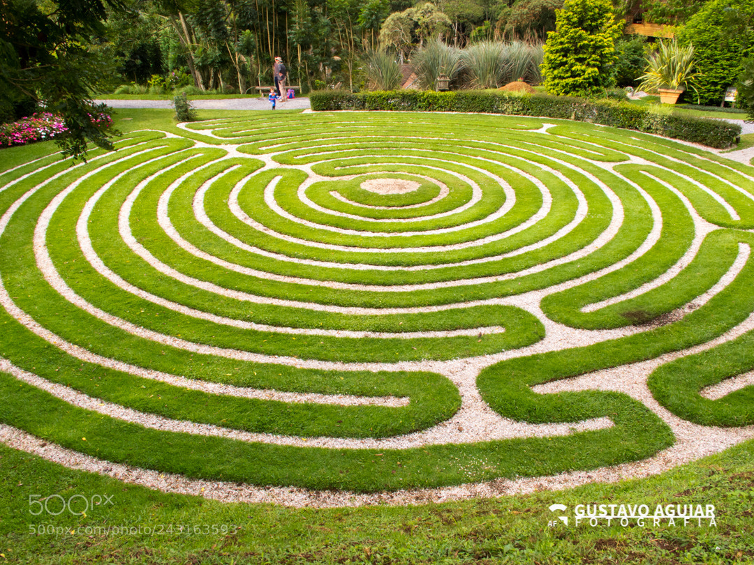 Canon PowerShot G12 sample photo. The maze is amusing photography