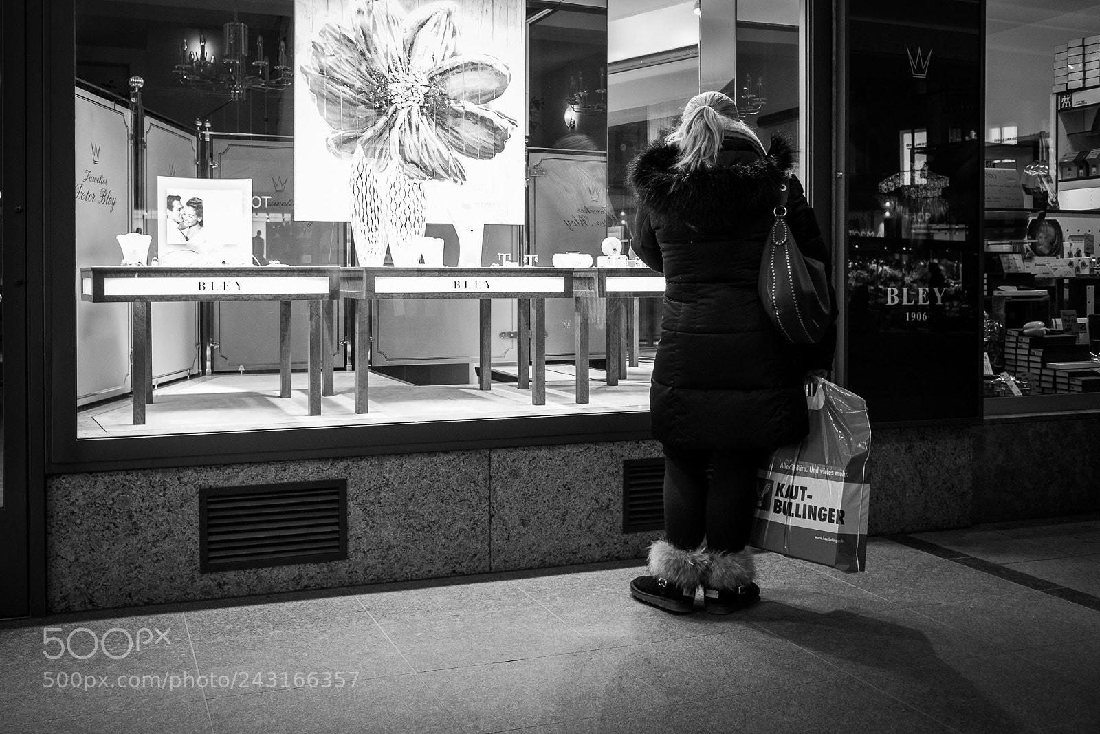 Fujifilm X70 sample photo. Window shopping photography