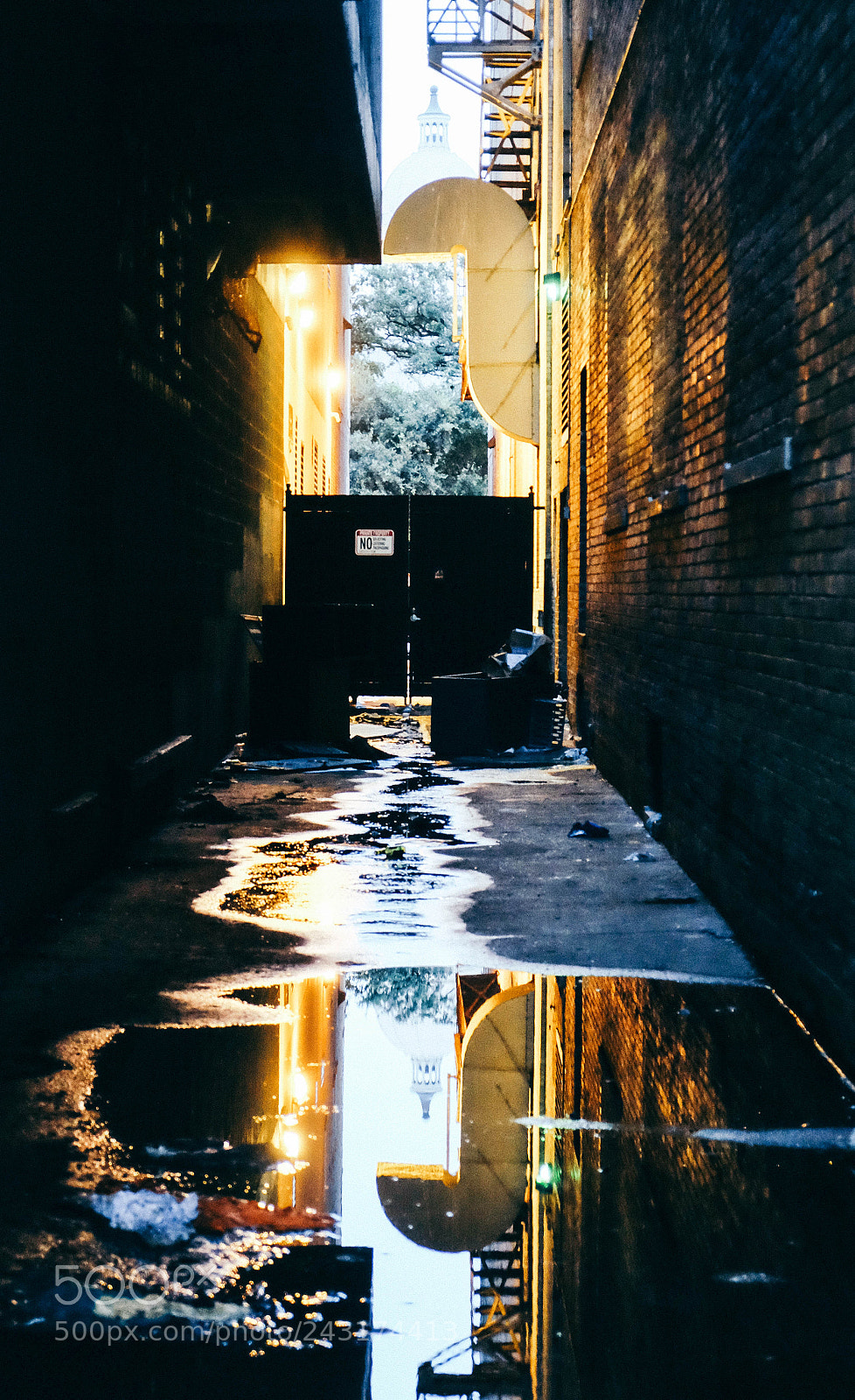 Fujifilm X-T10 sample photo. Backstreet's sunset photography