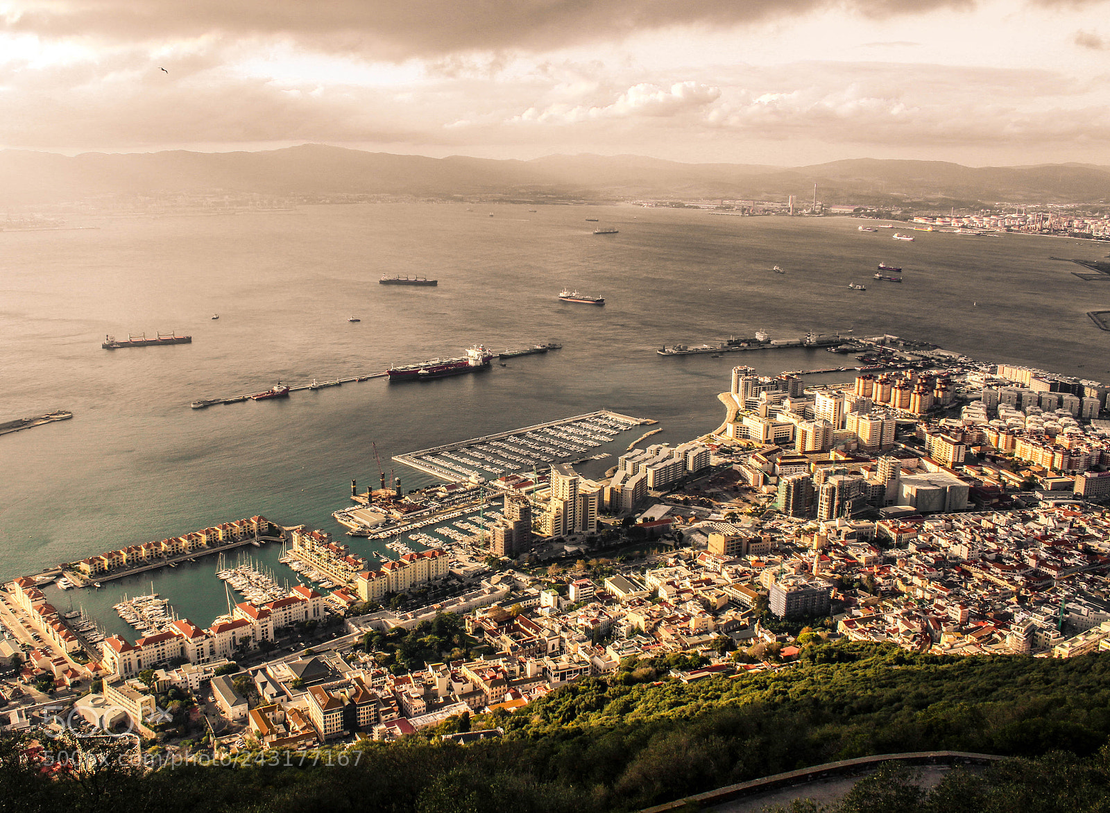 Canon EOS 1300D (EOS Rebel T6 / EOS Kiss X80) sample photo. The harbour from above photography