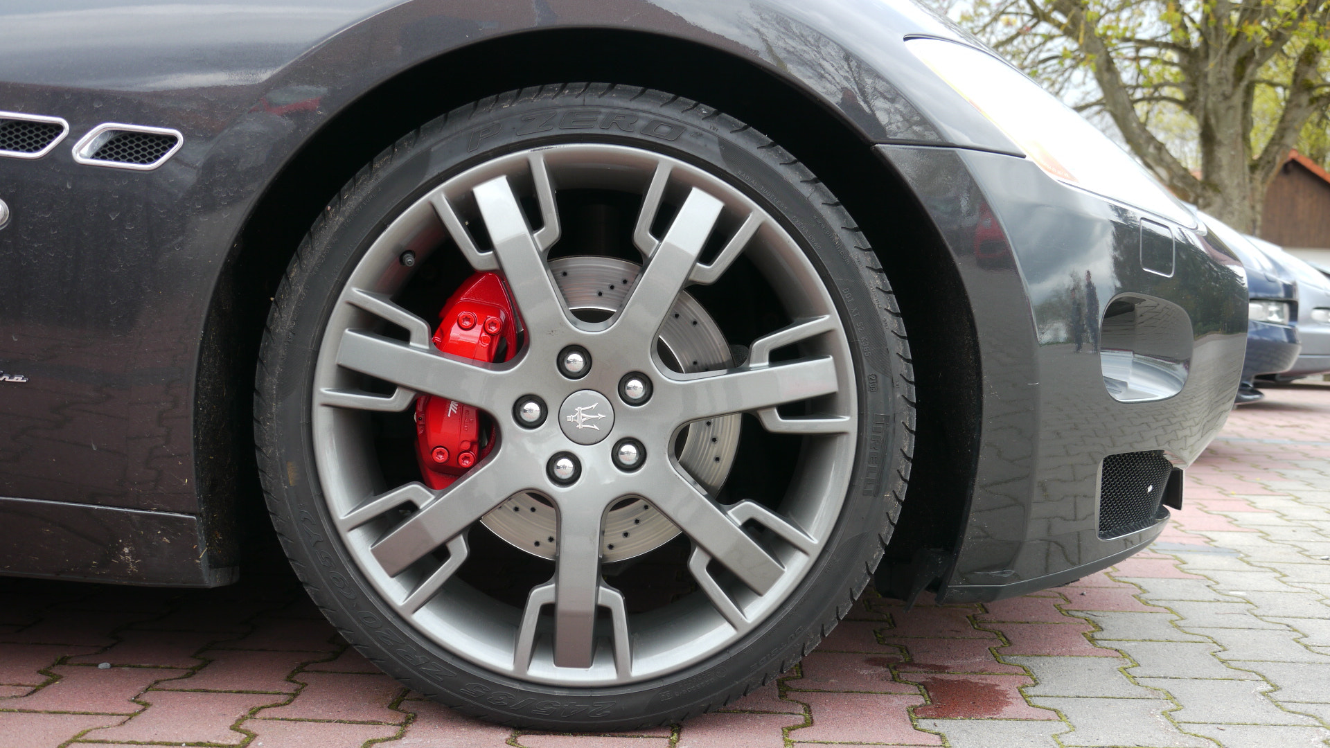 Panasonic Lumix DMC-GH1 sample photo. Maserati frontwheel photography