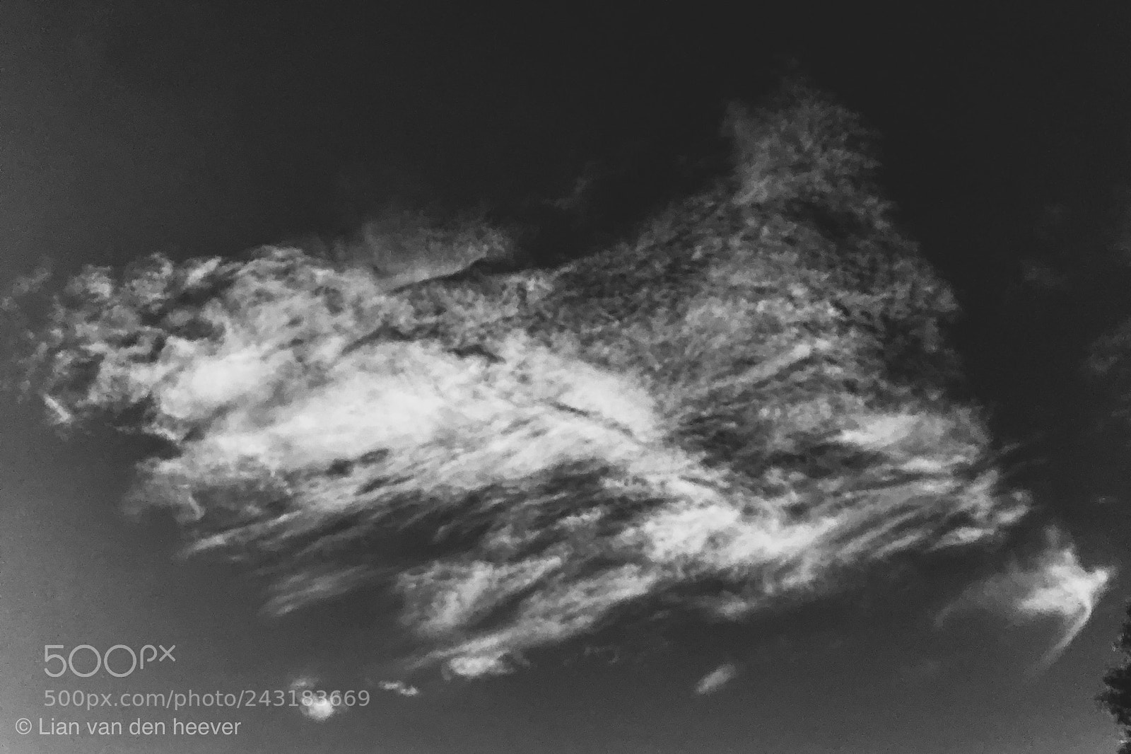 Apple iPhone X sample photo. Cirrus cloud over central photography