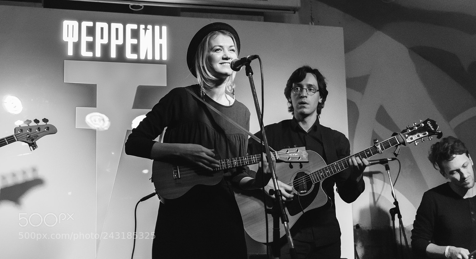 Canon EOS 100D (EOS Rebel SL1 / EOS Kiss X7) sample photo. Queen of ukulele photography