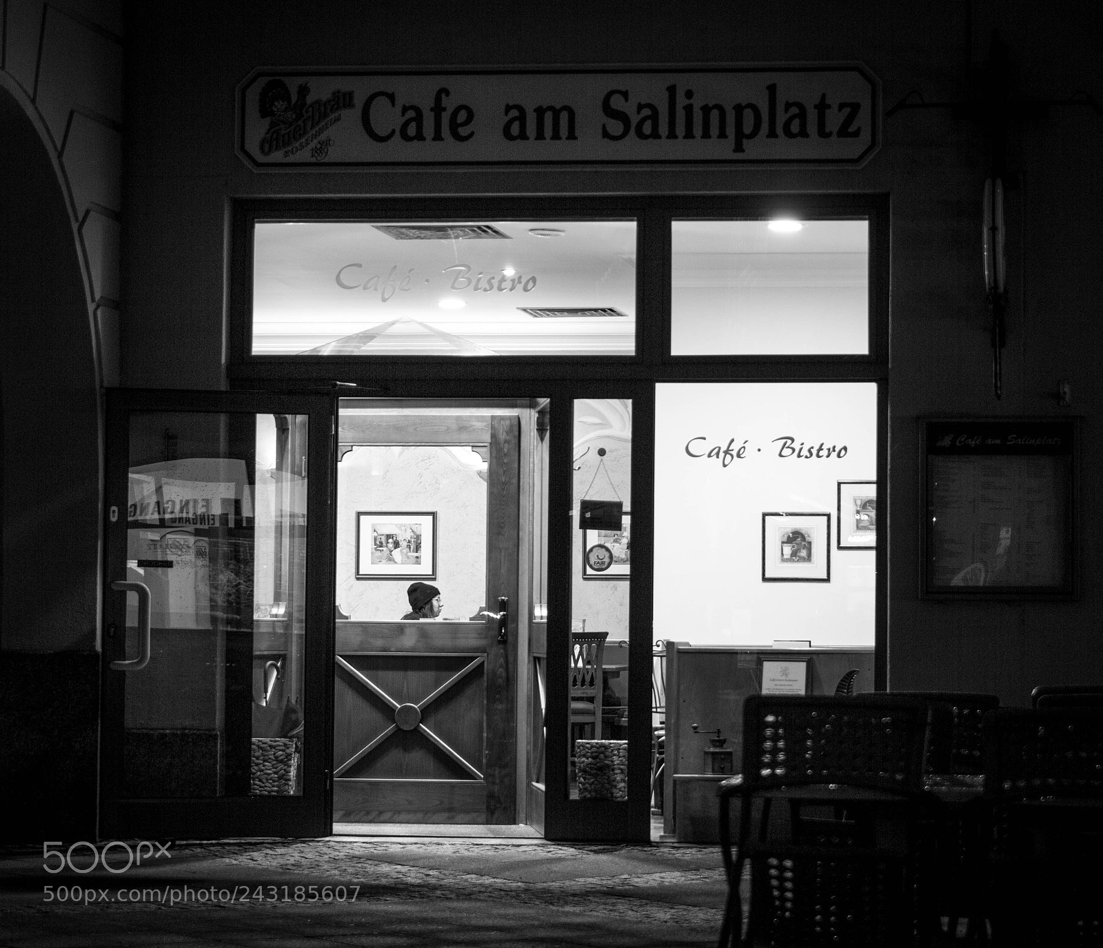 Canon EOS 550D (EOS Rebel T2i / EOS Kiss X4) sample photo. Nachts im café photography